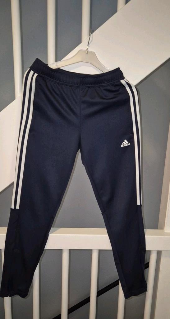 Adidas Traningsbroek Maat 152 Donkerblauw ZGAN, Kinderen en Baby's, Kinderkleding | Maat 152, Zo goed als nieuw, Jongen, Ophalen of Verzenden