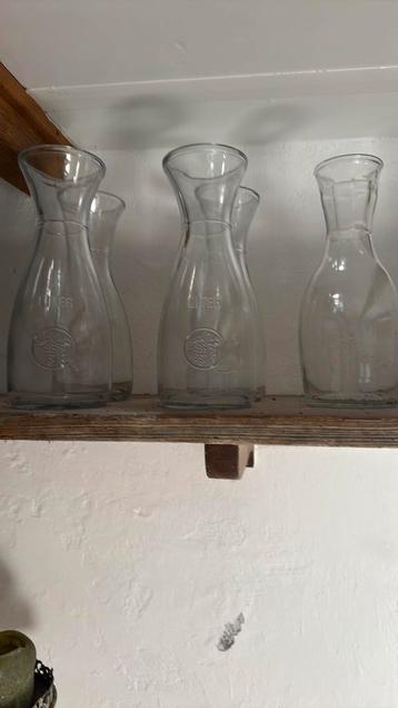 Waterkannen van glas beschikbaar voor biedingen