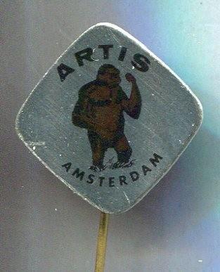 Artis Amsterdam gorilla blik speldje ( N_010 ), Verzamelen, Speldjes, Pins en Buttons, Zo goed als nieuw, Speldje of Pin, Dier of Natuur