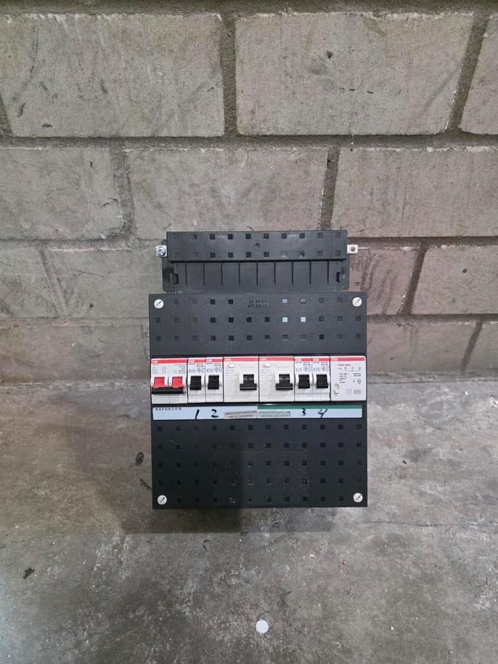 ABB kleine groepenkast 4 groepen, Hobby en Vrije tijd, Elektronica-componenten, Zo goed als nieuw, Ophalen of Verzenden