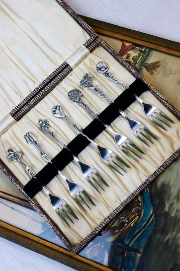 Vintage set van 7 verzilverde gebaksvorkjes bloemenmotief  beschikbaar voor biedingen