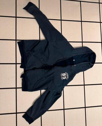 Donkerblauwe vest beschikbaar voor biedingen