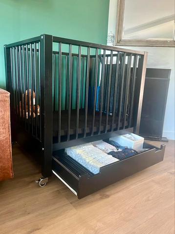 Zwarte box met lade en wieltjes beschikbaar voor biedingen