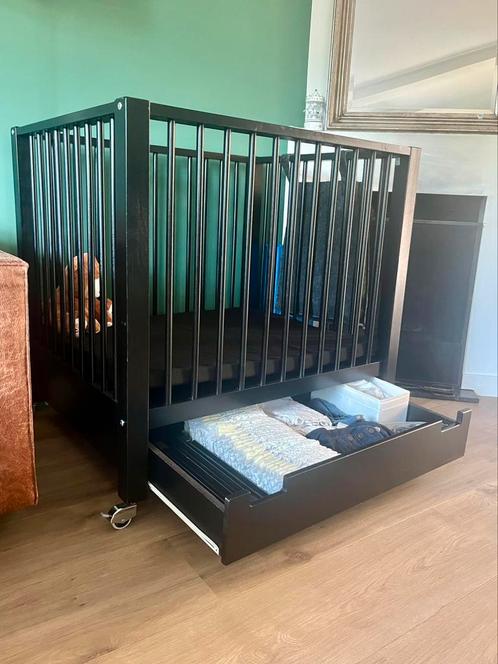 Zwarte box met lade en wieltjes, Kinderen en Baby's, Boxen, Zo goed als nieuw, Lade, Ophalen