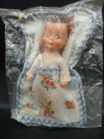 Vintage baby Ari popje in beddenlakentje, Verzamelen, Poppen, Ophalen of Verzenden, Nieuw, Pop