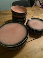 Roze servies Action - 18 delig, Huis en Inrichting, Keuken | Servies, Ophalen of Verzenden, Zo goed als nieuw