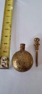 Antiek Chatelaine Parfumflesje Snuifflesje parfum ketting, Ophalen of Verzenden, Overige materialen, Hanger, Verguld