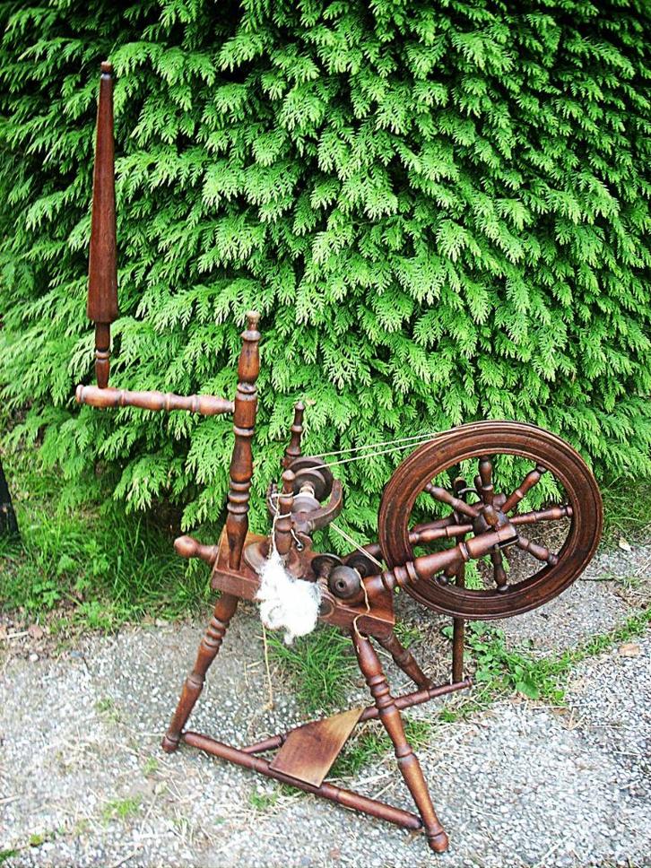 Ariadne spinnewiel met 3 spoelen en vlasstok spinnen schapen, Hobby en Vrije tijd, Spinnewielen en Spinnen, Gebruikt, Spinnewiel