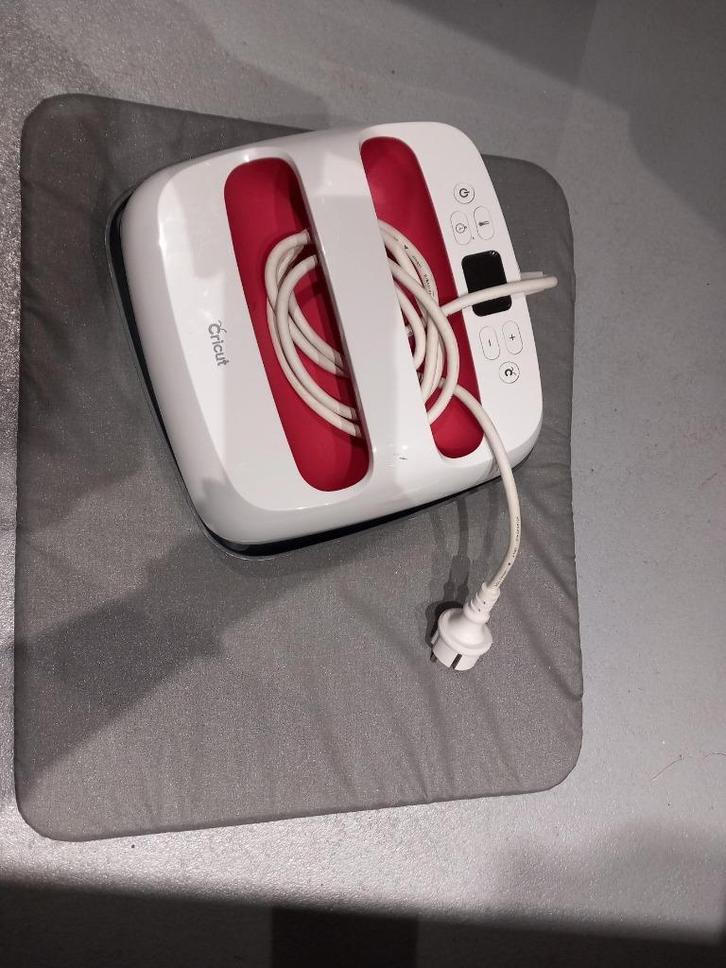 Cricut warmtepers 22,5 x 22,5 cm + Cricut easy press mat, Hobby en Vrije tijd, Overige Hobby en Vrije tijd, Gebruikt, Ophalen