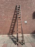 Uitschuifbare houten ladder incl. ladder afhouder, Doe-het-zelf en Verbouw, Ladders en Trappen, Ophalen, Zo goed als nieuw, 4 meter of meer