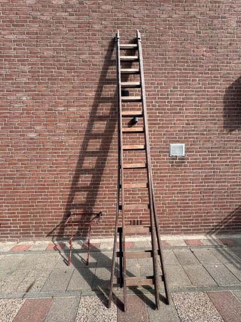 Uitschuifbare houten ladder incl. ladder afhouder, Doe-het-zelf en Verbouw, Ladders en Trappen, Zo goed als nieuw, 4 meter of meer