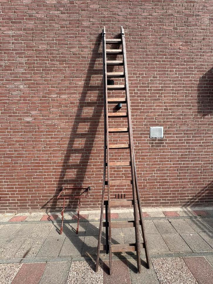 Uitschuifbare houten ladder incl. ladder afhouder, Doe-het-zelf en Verbouw, Ladders en Trappen, Zo goed als nieuw, 4 meter of meer