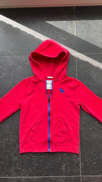 Abercrombie kids rode vest met blauwe details beschikbaar voor biedingen