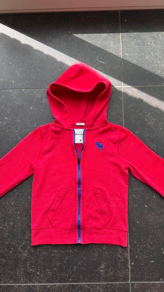 Abercrombie kids rode vest met blauwe details, Kinderen en Baby's, Kinderkleding | Maat 128, Gebruikt, Jongen of Meisje, Trui of Vest