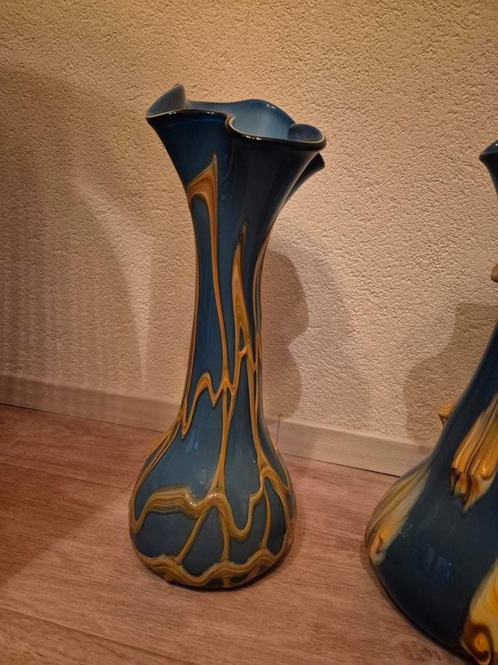 2 Blauwe glazen vazen, Huis en Inrichting, Woonaccessoires | Vazen, Zo goed als nieuw, Blauw, 50 tot 75 cm, Glas, Ophalen of Verzenden