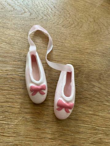 Stenen ballet schoentjes hanger beschikbaar voor biedingen