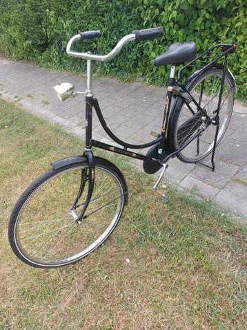 Goedfietsende stevige 28 inch omafiets met stevige banden. beschikbaar voor biedingen