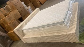 Bed  180 x 200 ombouw met lattenbodem Ribstof NIEUW beschikbaar voor biedingen
