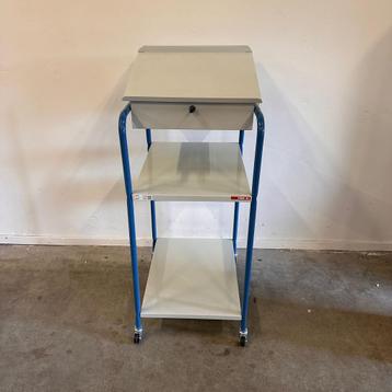 Mobiele lessenaar – stevig, functioneel en afsluitbaar beschikbaar voor biedingen