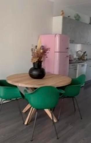 Smeg koelkast, roze, linksdraaiend, Witgoed en Apparatuur, Koelkasten en IJskasten, Gebruikt, Met vriesvak, 200 liter of meer