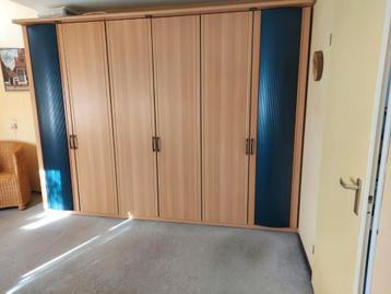Grote  6 deurs kledingkast  300cm breed beschikbaar voor biedingen
