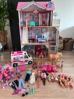Barbiehuis incl. Ambulance, meubels, poppen en accessories, Kinderen en Baby's, Speelgoed | Poppenhuizen, Ophalen, Zo goed als nieuw