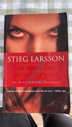 Stieg Larsson - De vrouw die met vuur speelde, Gelezen, Ophalen of Verzenden, Nederland, Stieg Larsson