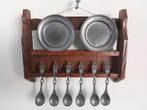 Tinnen borden en lepels op houten rekje, Antiek en Kunst, Ophalen of Verzenden