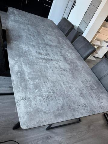 Betonlook eettafel + mangohouten salontafel beschikbaar voor biedingen