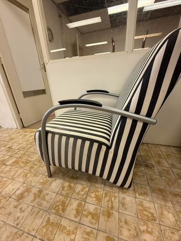 Moderne retro fauteuil – zwart/wit gestreept beschikbaar voor biedingen