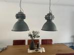 Te koop 2 betonlook hanglampen, Huis en Inrichting, Lampen | Hanglampen, Ophalen, Zo goed als nieuw, Metaal, 50 tot 75 cm