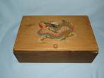 Vintage handgemaakte houten kist met inzetvak en draak, Ophalen of Verzenden