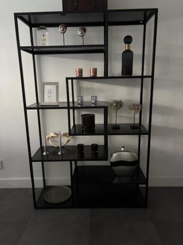 Vakkenkast van metaal kleur zwart beschikbaar voor biedingen