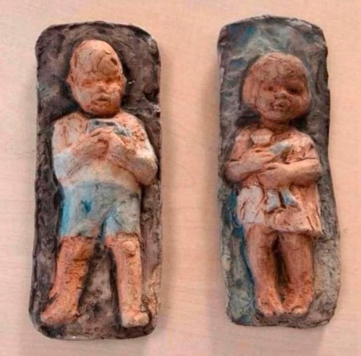 Wandtegels jongen en meisje keramist Hanna Mobach 1934., Antiek en Kunst, Antiek | Keramiek en Aardewerk, Ophalen of Verzenden