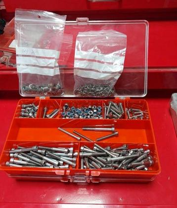 INOX M6 Bouten, Inbusbouten & Moeren Set in Doos  beschikbaar voor biedingen