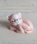 Vintage roze kat poes miniatuur letterbak beeldje, Gebruikt, Ophalen of Verzenden, Dier