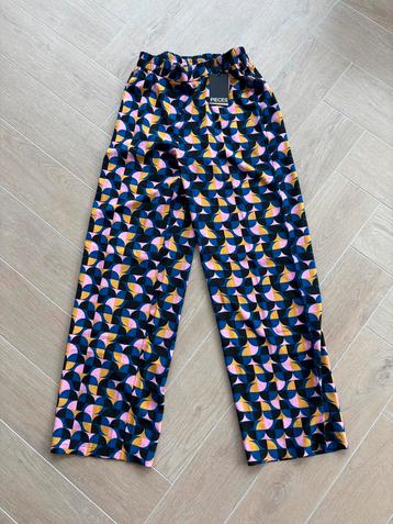 Nieuw: gekleurde broek van Pieces, maat S beschikbaar voor biedingen