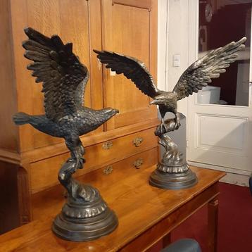 Stel bronzen adelaars beschikbaar voor biedingen
