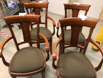 4 Eetkamerstoelen beschikbaar voor biedingen