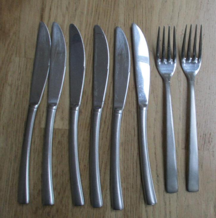 Modena 18-10 bestek 2 vorken  5 dinermessen matte steel, Huis en Inrichting, Keuken | Bestek, Gebruikt, Los bestek, Rvs of Chroom