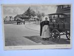 Huizen Lage Laarderweg venter en vrouw in klederdracht 1935, Gelopen, Noord-Holland, Ophalen of Verzenden, 1920 tot 1940