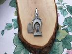 Brouche speld kerk met bruidspaar, Ophalen of Verzenden, Zilver, Overige materialen