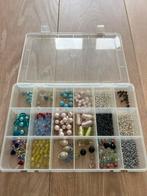 Kralendoos met vakjes en kralen, Hobby en Vrije tijd, Kralen en Sieraden maken, Ophalen of Verzenden, Zo goed als nieuw, Kraal