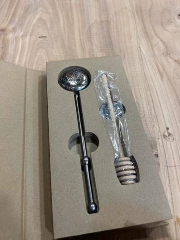 Theeset van honinglepel en thee-infuser beschikbaar voor biedingen