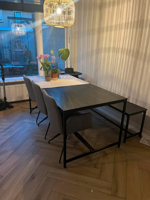 Zwarte tafel (hout met staal) met bankjes en 3 stoelen, Huis en Inrichting, Tafels | Eettafels, Zo goed als nieuw, 50 tot 100 cm
