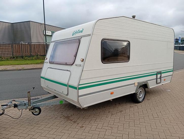 Eifelland gezins Caravan , lichte opknapper met potentie!, Caravans en Kamperen, Caravans, Particulier, 500 - 750 kg, Koelkast