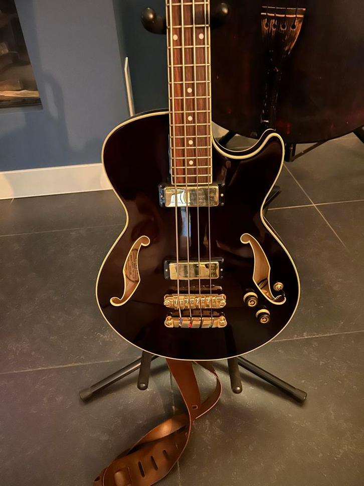 Ibanez semi-akoestische basgitaar AGB200, Muziek en Instrumenten, Snaarinstrumenten | Gitaren | Bas, Zo goed als nieuw, Semi-akoestisch