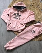 Schattig joggingpak Adidas, lichtroze maat 122, Meisje, Gebruikt, Ophalen of Verzenden