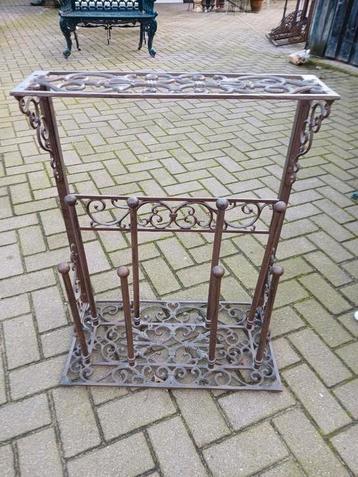 Gietijzeren laarzenrek  beschikbaar voor biedingen