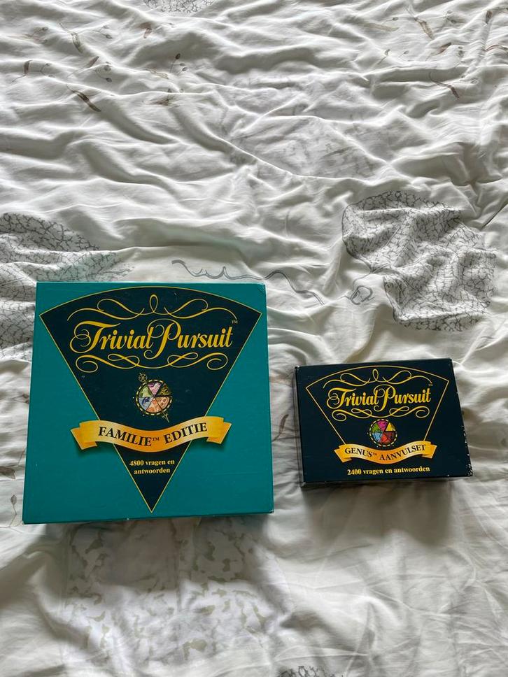 Trivial Pursuit Familie Editie + Genus Aanvulset, Hobby en Vrije tijd, Gezelschapsspellen | Bordspellen, Gebruikt, Drie of vier spelers